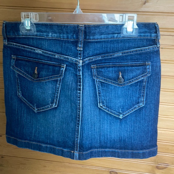 Dark wash denim skirt with pockets - Picture 2 of 4